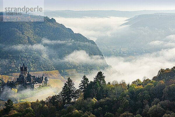 Ausblick auf die Reichsburg Cochem im Herbst  Morgennebel im Moseltal  Cochem  Rheinland-Pfalz  Deutschland  Europa