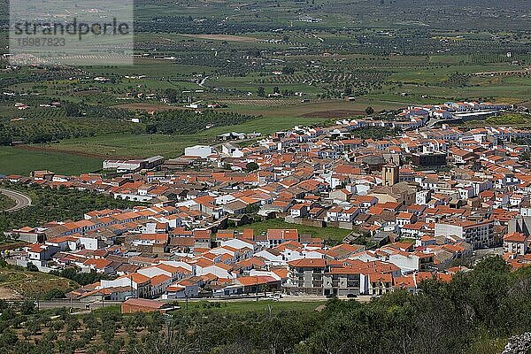 Dorf in Kulturlandschaft  Castuera  La Serena  Extremadura  Spanien  Europa