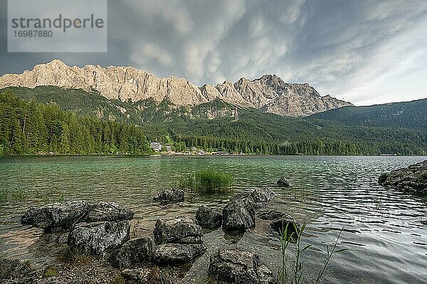 Felsen am Ufer  Eibsee vor Zugspitzmassiv mit Zugspitze  dramatische Mammatenwolken  Wettersteingebirge  bei Grainau  Oberbayern  Bayern  Deutschland  Europa