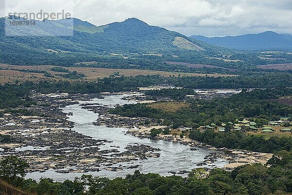 Blick über den Fluss Ogoolle  Unesco-Weltkulturerbestätte Lope Nationalpark  Gabun  Afrika