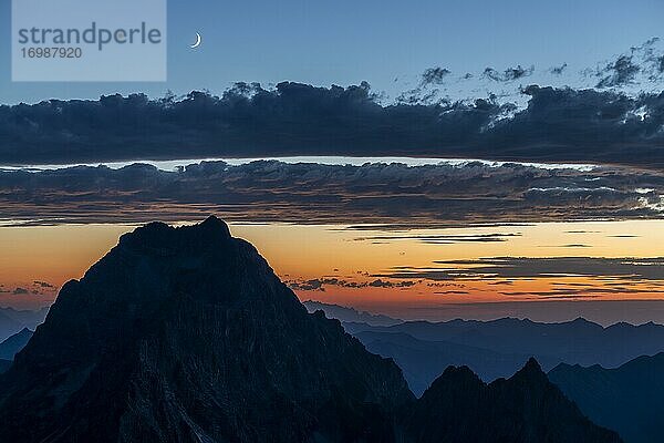 Blaue Stunde über Allgäuer und Lechtaler Bergen im Vordergrund Gipfel des Widdersteins  Baad  Kleinwalsertal  Vorarlberg  Österreich  Europa