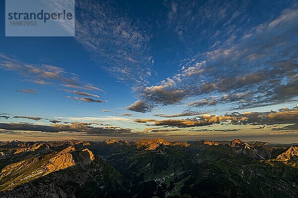 Sonnenaufgang mit Wolkenstimmung über Allgäuer Bergen  Lechleiten  Warth  Lechtal  Vorarlberg  Österreich  Europa