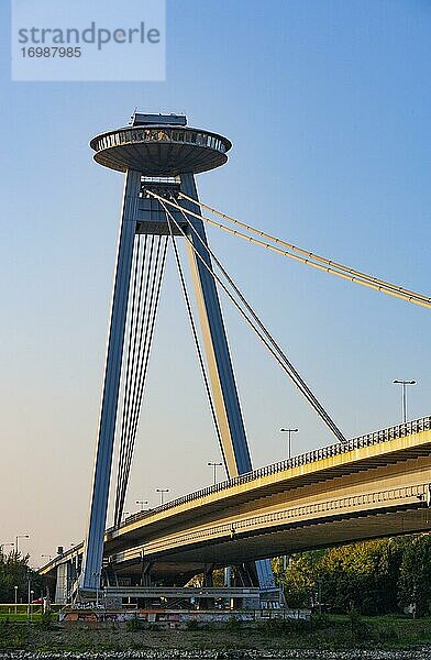 Restaurant UFO auf der Brücke Nový most  Neue Brücke  über die Donau  Bratislava  Slowakei  Europa