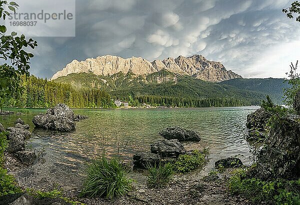 Felsen am Ufer  Eibsee vor Zugspitzmassiv mit Zugspitze  dramatische Mammatenwolken  Wettersteingebirge  bei Grainau  Oberbayern  Bayern  Deutschland  Europa