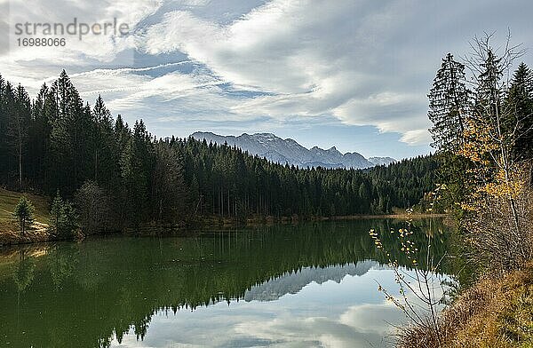 Berge und Wald spiegeln sich im See  Blick auf Karwendelgebirge  Grubsee bei Krün  Oberbayern  Bayern  Deutschland  Europa