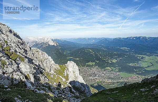 Ausblick auf Isartal mit Ort Mittenwald  Mittenwalder Höhenweg  Karwendelgebirge  Mittenwald  Bayern  Deutschland  Europa