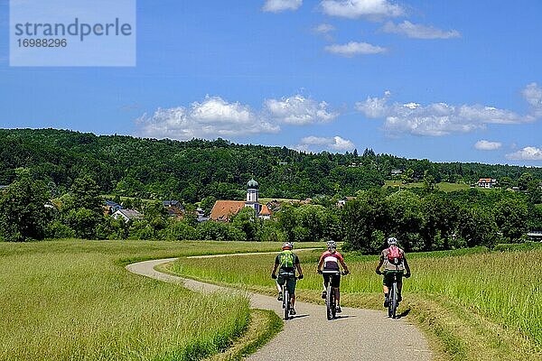 Fahrradfahrer an der Naab  Naabtalradweg  bei Duggendorf  Naabtal  Oberpfalz  Bayern  Deutschland  Europa