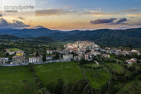 Luftaufnahme  Bergdorf  Torniella  Piloni  Provinz Grosseto  Region Siena  Toskana  Italien  Europa