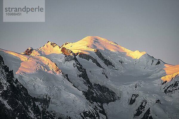 Sonnenaufgang  Glacier des Bossons  Gipfel des Mont Blanc mit Gletscher  Mont-Blanc-Massiv  Chamonix-Mont-Blanc  Haute-Savoie  Frankreich  Europa