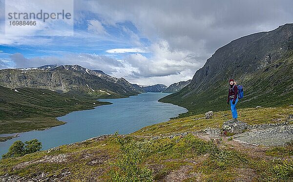 See Gjende  Wanderin auf der Besseggen Wanderung  Jotunheimen Nationalpark  Vågå  Innlandet  Norwegen  Europa