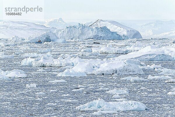 Packeis und Eisberge  Disko Bay  Ilulissat  Grönland  Nordamerika