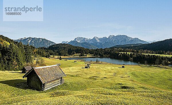Heustadl auf Wiese am Geroldsee  Blick auf Karwendelgebirge  Gerold  Bayern  Deutschland  Europa