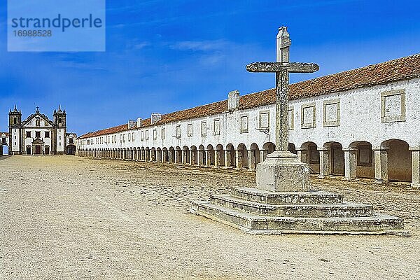Kreuz vor der Wallfahrtskirche Unserer Lieben Frau vom Kap Espichel  Kap Espichel  Sesimbra  Setubal  Portugal  Europa