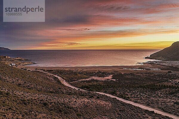 Morgendämmerung am Strand El Playazo  Luftaufnahme  Drohnenaufnahme  Naturschutzgebiet Cabo de Gata-Nijar  Provinz Almeria  Andalusien  Spanien  Europa