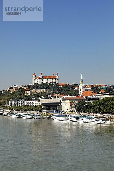 Anlegestelle für Donaukreuzfahrtschiffe mit Blick zur Burg Bratislava  Donau  Bratislava  Slowakei  Europa