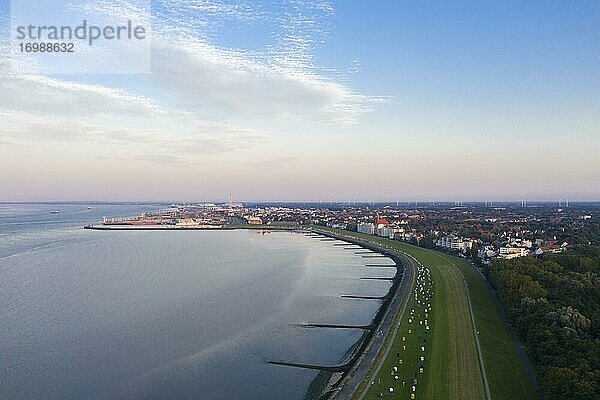 Drohnenaufnahme  Grünstrand mit Strandkörben  Grimmershörner Bucht  Stadtansicht  Cuxhaven  Niedersachsen  Deutschland  Europa