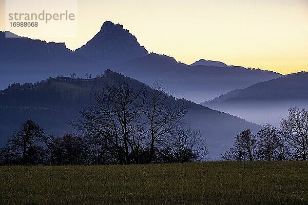 Sonnenuntergang mit Nebel  hinten Berg Traunstein  vom Magdalenenberg bei Pettenbach  Totes Gebirge  Salzkammergut  Oberösterreich  Österreich  Europa