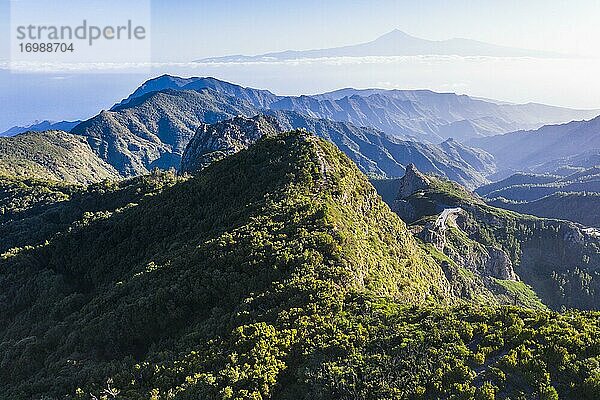 Aussichtspunkt Mirador del Morro de Agando  Nationalpark Garajonay  hinten Teneriffa mit Vulkan Teide  Drohnenaufnahme  La Gomera  Kanaren  Spanien  Europa
