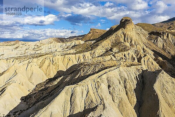 Erodierter Sandstein in der Wüste von Tabernas  Drohnenaufnahme  Provinz Almeria  Andalusien  Spanien  Europa