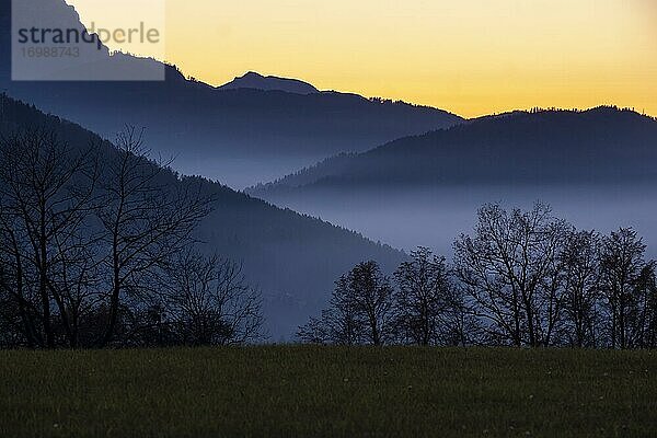 Sonnenuntergang mit Nebel  vom Magdalenenberg bei Pettenbach  Totes Gebirge  Salzkammergut  Oberösterreich  Österreich  Europa