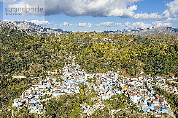 Júzcar  die Häuser wurden für die Dreharbeiten des Films Die Schlümpfe blau gestrichen  Drohnenaufnahme  Serranía de Ronda  Provinz Málaga  Andalusien  Spanien  Europa