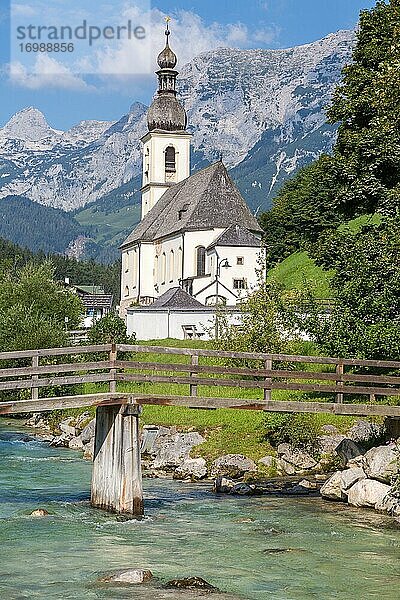 Pfarrkirche St. Sebastian mit Ramsauer Ache  Ramsau  Berchtesgadener Land  Bayern  Deutschland  Europa