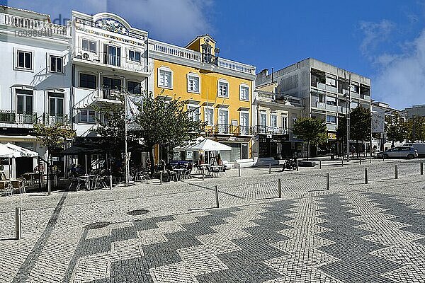 Gepflasterte Einkaufsstraße  Loule  Bezirk Faro  Algarve  Portugal  Europa