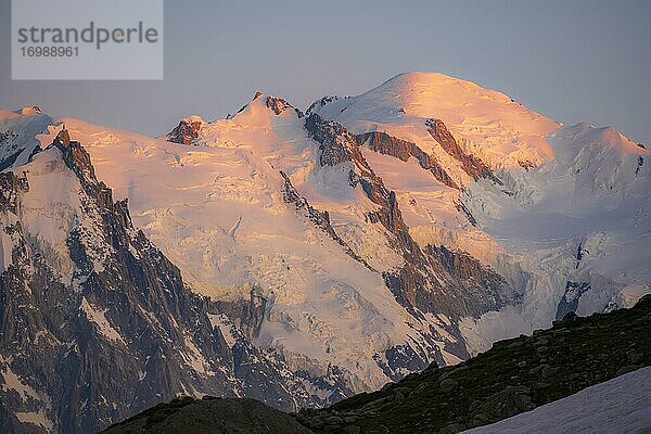 Sonnenuntergang  Glacier des Bossons  Gipfel des Mont Blanc mit Gletscher  Mont-Blanc-Massiv  Chamonix-Mont-Blanc  Haute-Savoie  Frankreich  Europa