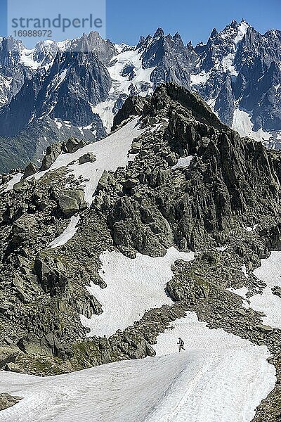 Wanderer auf Schneefeld  Aiguille Pourrie  hinten Berggipfel des Mont-Blanc-Massiv  Chamonix-Mont-Blanc  Haute-Savoie  Frankreich  Europa