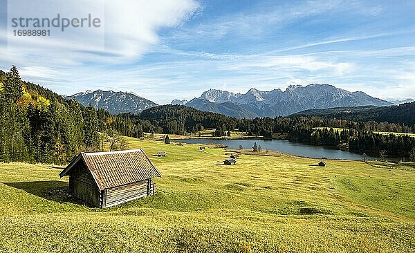 Heustadl auf Wiese am Geroldsee  Blick auf Karwendelgebirge  Gerold  Bayern  Deutschland  Europa