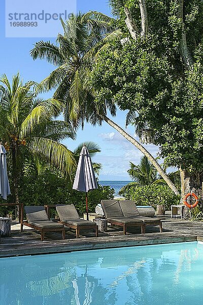 Liegen  Schirme und Palmen am Pool  Bliss Hotel  Praslin  Seychellen  Afrika