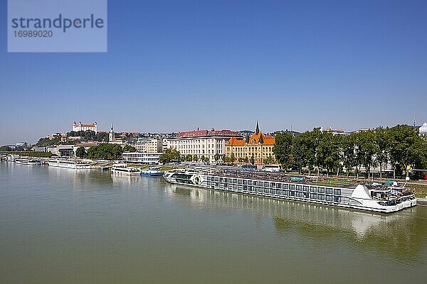 Anlegestelle für Donaukreuzfahrtschiffe mit Blick zur Burg Bratislava  Donau  Bratislava  Slowakei  Europa