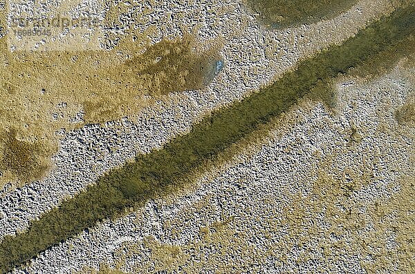 Salziger Boden in der Nähe der Salinen von Almadraba de Monteleva  Luftaufnahme  Drohnenaufnahme  Naturpark Cabo de Gata-Nijar  Provinz Almeria  Andalusien  Spanien  Europa