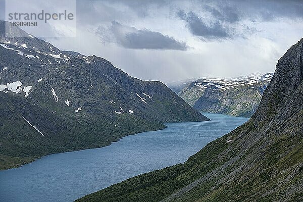 See Gjende  Blick von der Besseggen Wanderung  Jotunheimen Nationalpark  Vågå  Innlandet  Norwegen  Europa