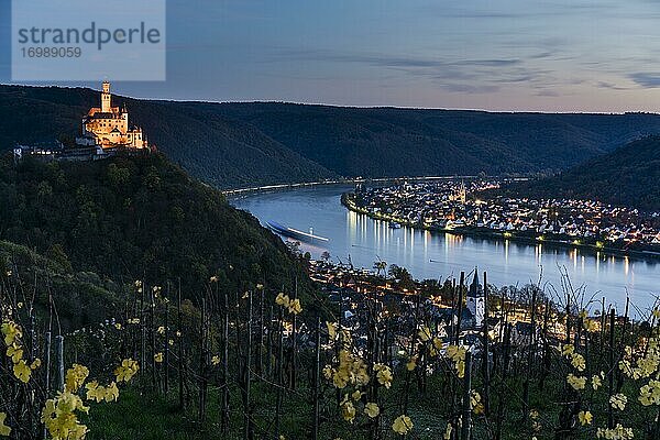 Marksburg in der Abenddämmerung  UNESCO-Weltkulturerbe Oberes Mittelrheintal  Braubach  Rheinland-Pfalz  Deutschland  Europa