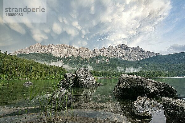 Felsen am Ufer  Eibsee vor Zugspitzmassiv mit Zugspitze  dramatische Mammatenwolken  Wettersteingebirge  bei Grainau  Oberbayern  Bayern  Deutschland  Europa