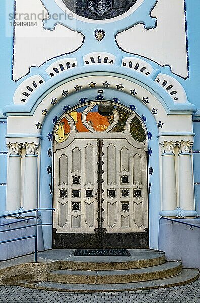 Portal der Sankt Elisabeth Kirche  Blaue Kirche  Sezessionsstil  Ungarischer Jugendstil  Bratislava  Slowakei  Europa