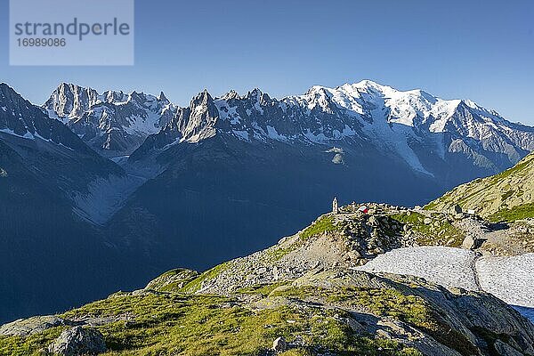 Zelt in den Bergen  Blick auf Grand Balcon Nord  Grandes Jorasses Aiguille du Midi und Mont Blanc  Mont-Blanc-Massiv  Chamonix-Mont-Blanc  Haute-Savoie  Frankreich  Europa