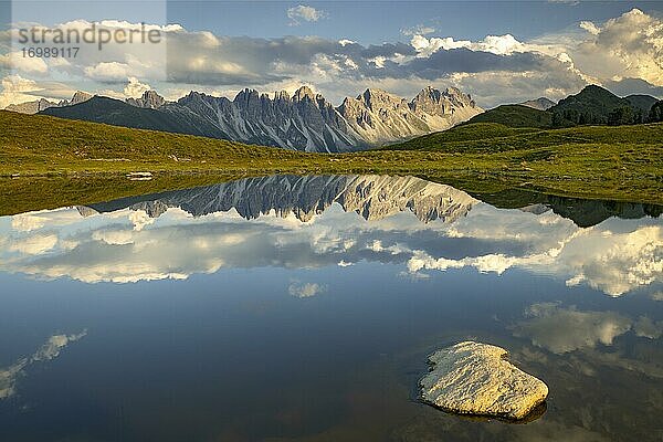 Salfains-See  dahinter die Kalkkögel  Stubaier Alpen  Tirol  Österreich  Europa