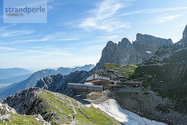 Blick auf Karwendel Berggaststätte und Karwendelbahn mit Nördlichem  Mittlerem und Südlichem Karwendelkopf  Mittenwalder Höhenweg  Karwendelgebirge  Mittenwald  Bayern  Deutschland  Europa