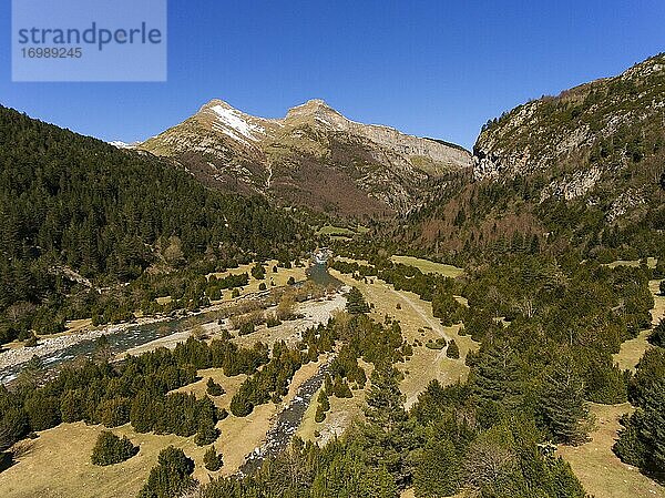 Frühling im Valle de Bujaruelo in den Zentralpyrenäen  Aragonien  Spanien  Europa