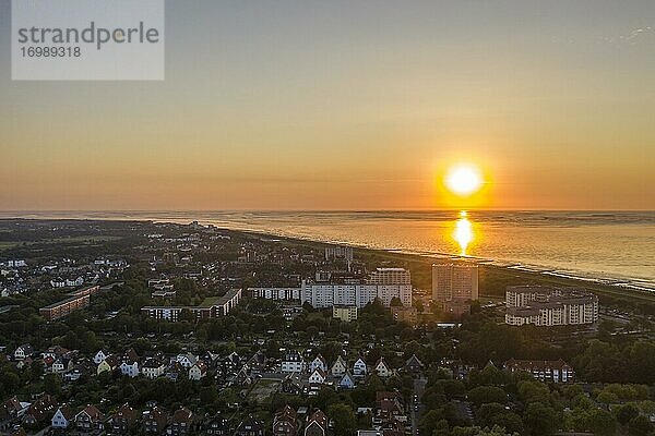 Drohnenaufnahme  Stadtansicht bei Sonnenuntergang  Wattenmeer und Stadtteile Döse und Duhnen  Cuxhaven  Niedersachsen  Deutschland  Europa