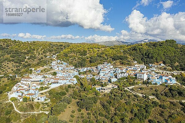 Júzcar  die Häuser wurden für die Dreharbeiten des Films Die Schlümpfe blau gestrichen  Drohnenaufnahme  Serranía de Ronda  Provinz Málaga  Andalusien  Spanien  Europa