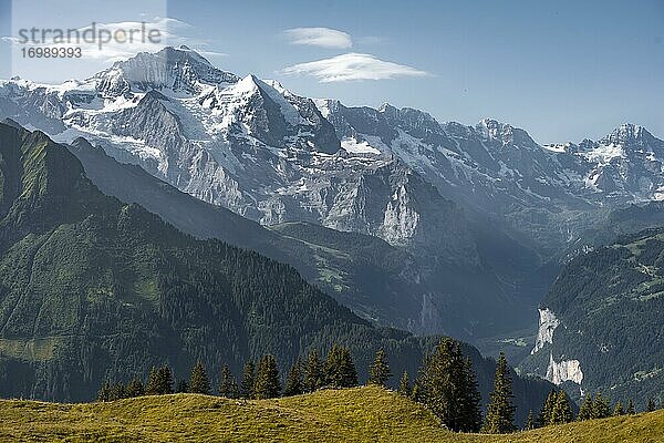 Schneebedeckte Berggipfel hinter Lauterbrunnental  Jungfraujoch und Jungfrau  Gletscher Jungfraufirn  Jungfrauregion  Grindelwald  Kanton Bern  Schweiz  Europa