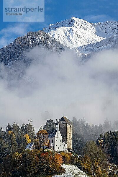 Burg Freundsberg im Herbst  dahinter das Kellerjoch  Schwaz  Tirol  Österreich  Europa