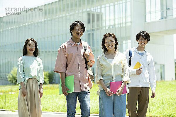 Japanische Universitätsstudenten auf dem Campus