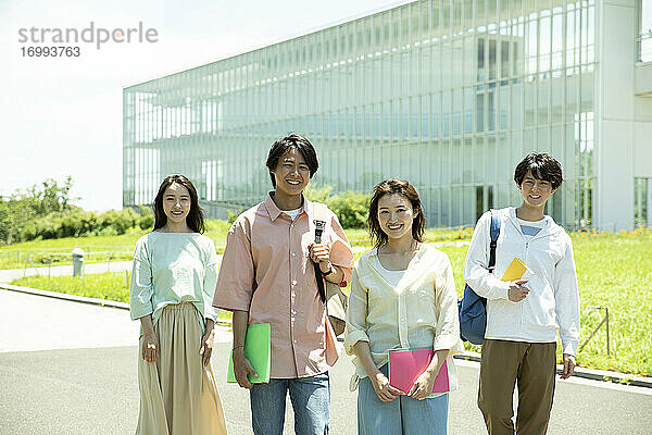 Japanische Universitätsstudenten auf dem Campus