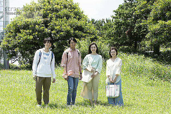 Japanische Universitätsstudenten auf dem Campus