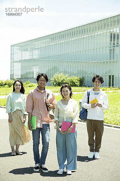 Japanische Universitätsstudenten auf dem Campus