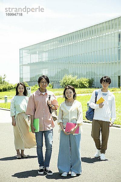 Japanische Universitätsstudenten auf dem Campus